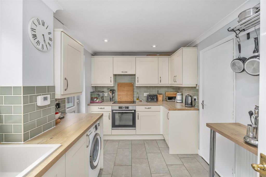 Property photo 3 of 16 12 Kensington Close, Kings Sutton-7.Jpg
