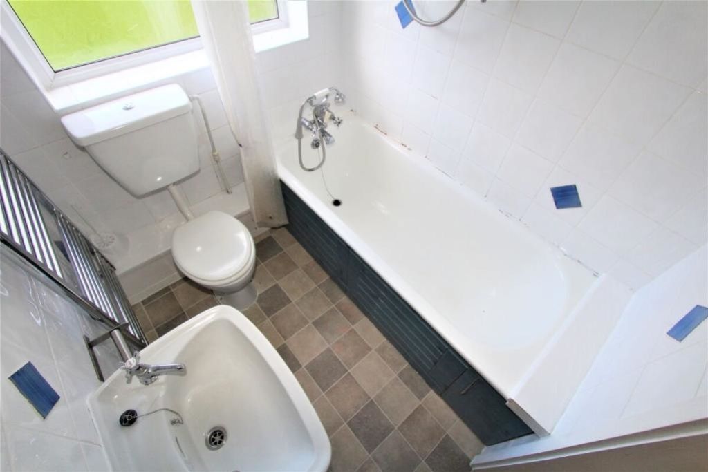 Property photo 3 of 6 71692_604528962832_L_Img_06_0000