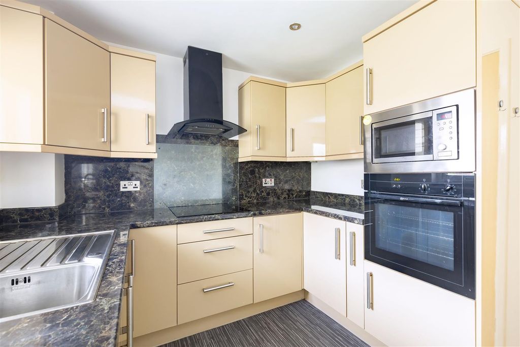 Property photo 2 of 24 Kitchen/Diner
