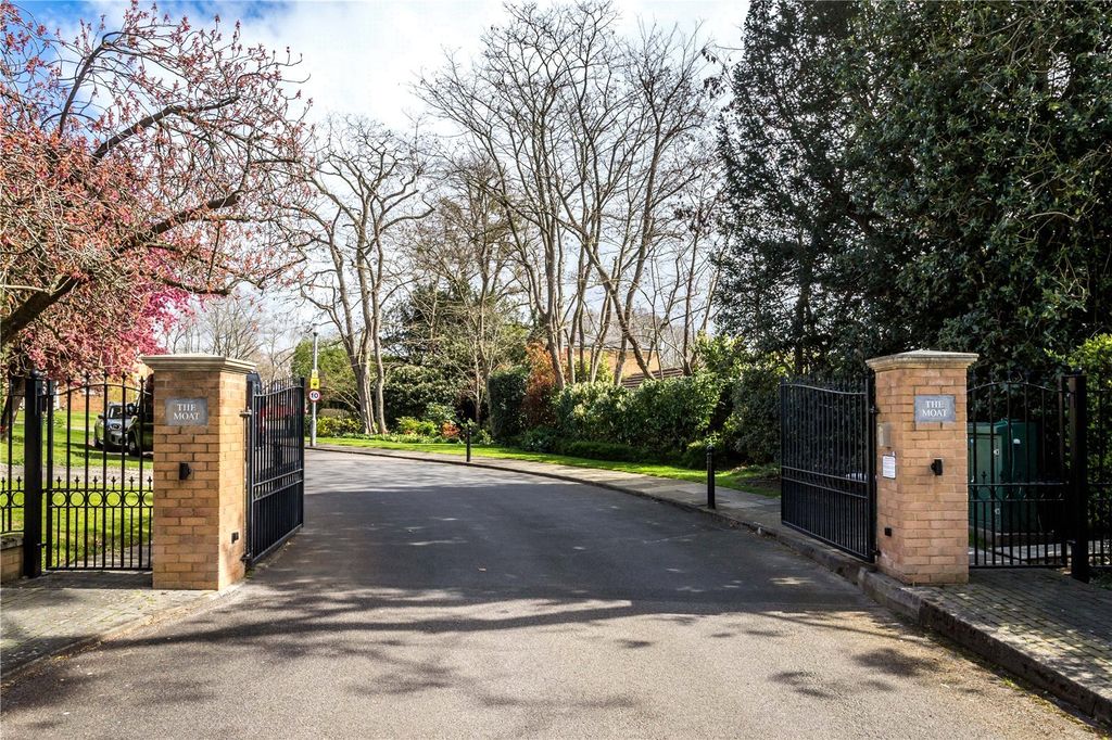 Property photo 2 of 31 House. Partnership