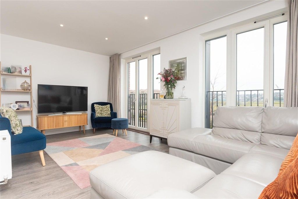 Property photo 3 of 16 Lounge