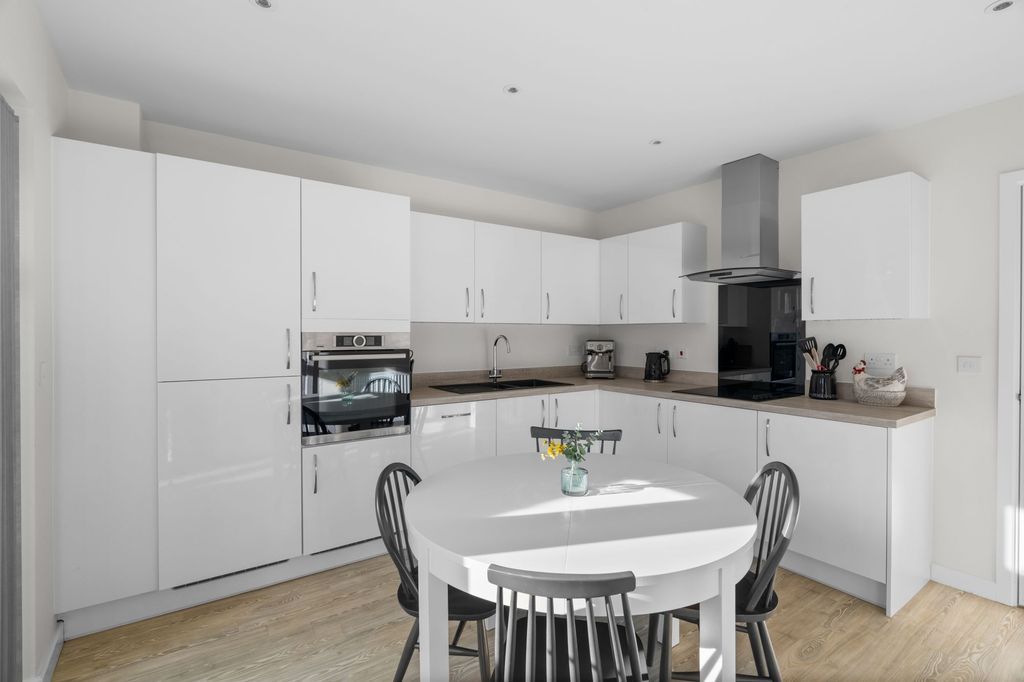 Property photo 2 of 31