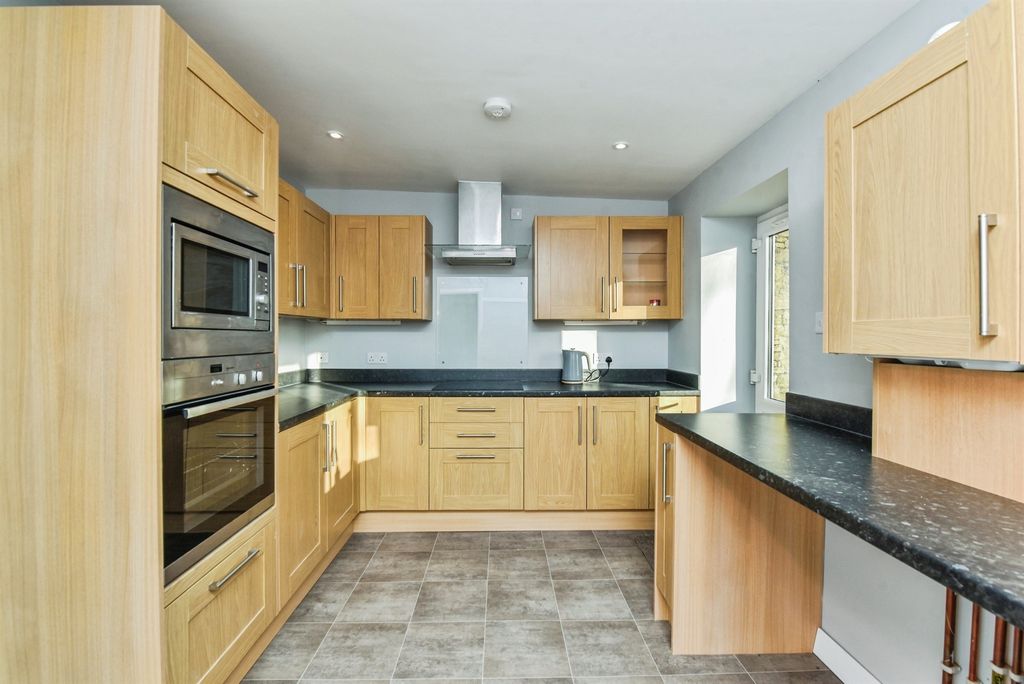 Property photo 2 of 21