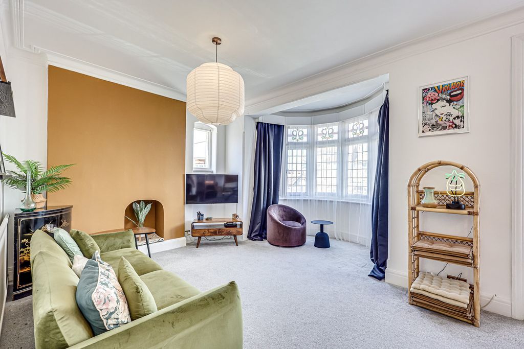 Property photo 3 of 28