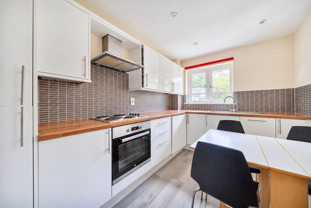 Property photo 3 of 11 Kitchen