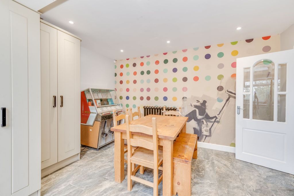 Property photo 3 of 25