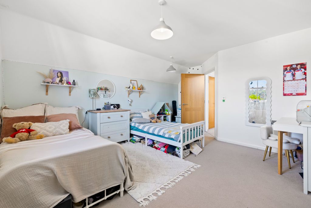 Additional image 11 of 2 bed flat for saleRef: Sb - Glovers Road, Reigate RH2