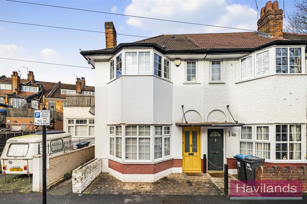 Property photo 1 of 12 Queens Avenue N21 3Jh-1.Jpg
