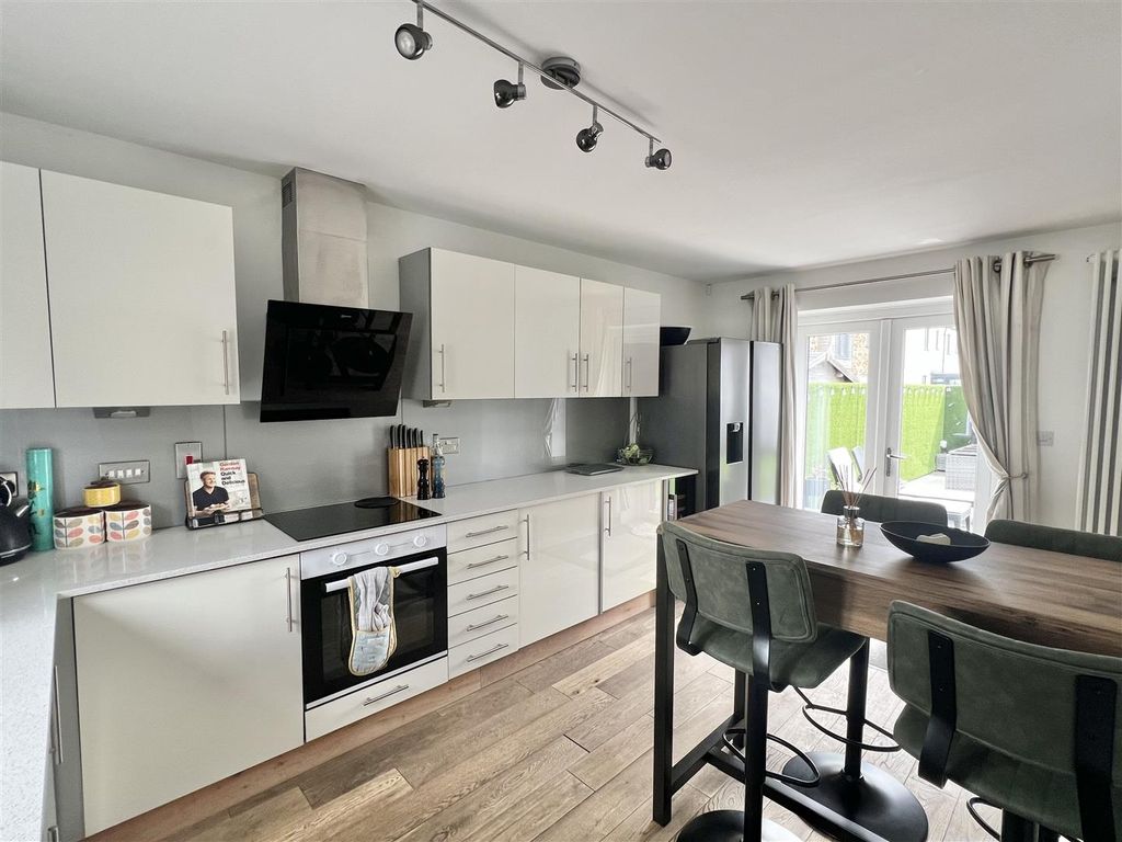 Property photo 3 of 32 Kitchen: