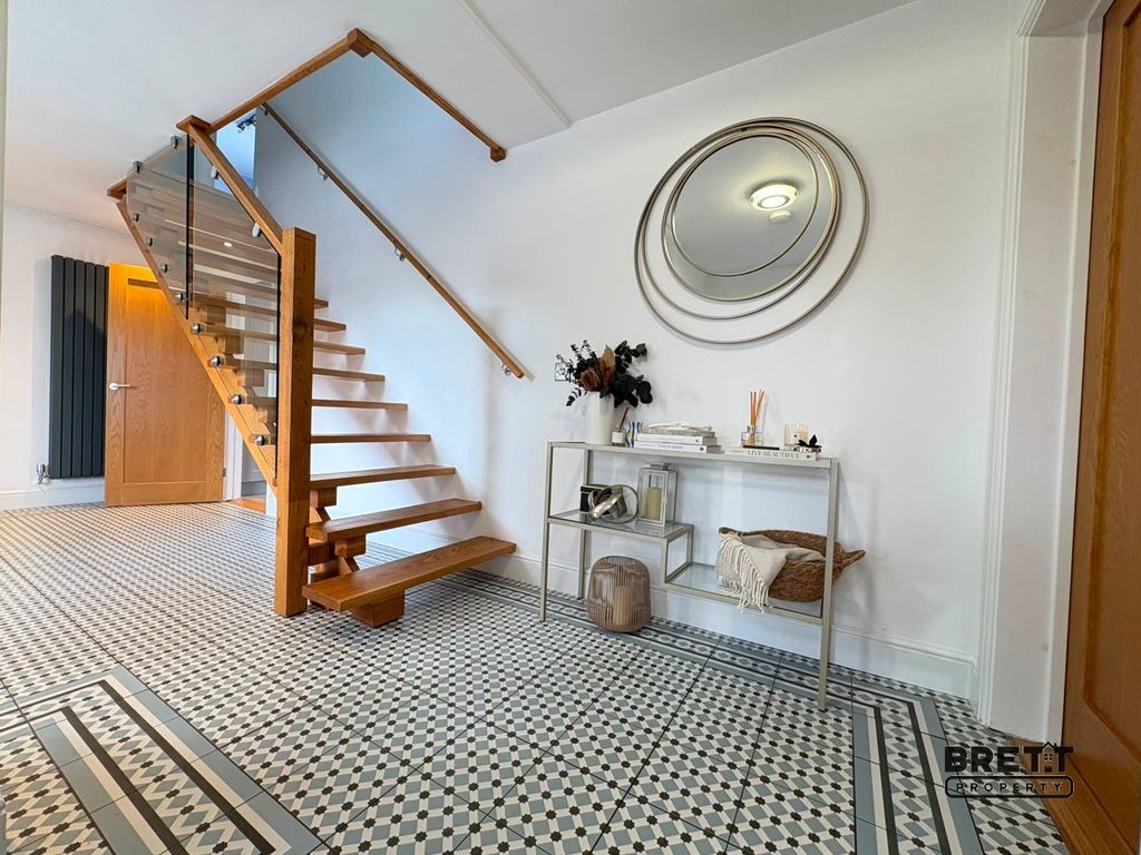 Property photo 2 of 13 Hallway