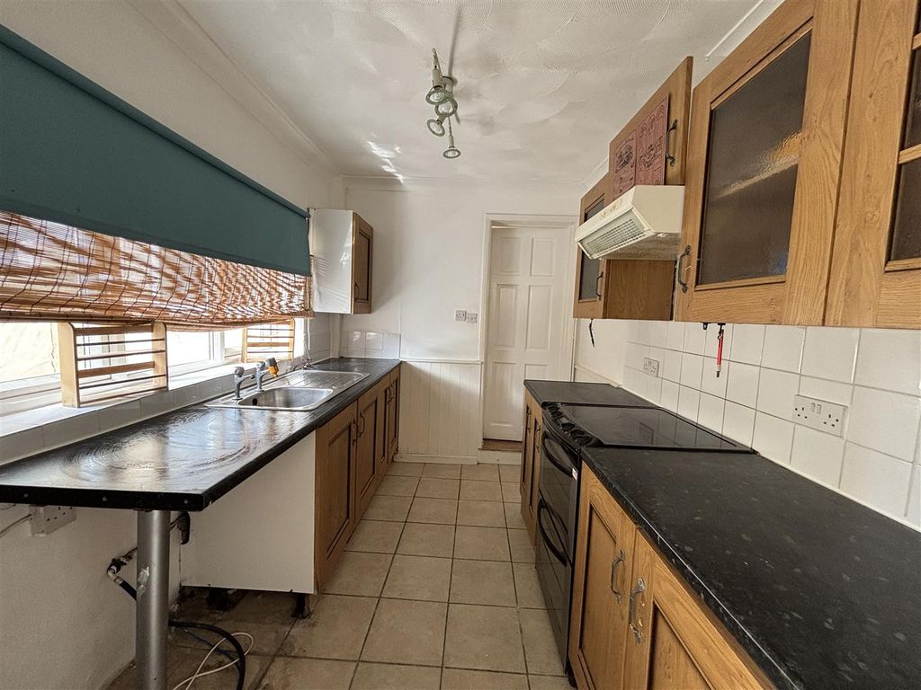 Property photo 3 of 9 Kitchen