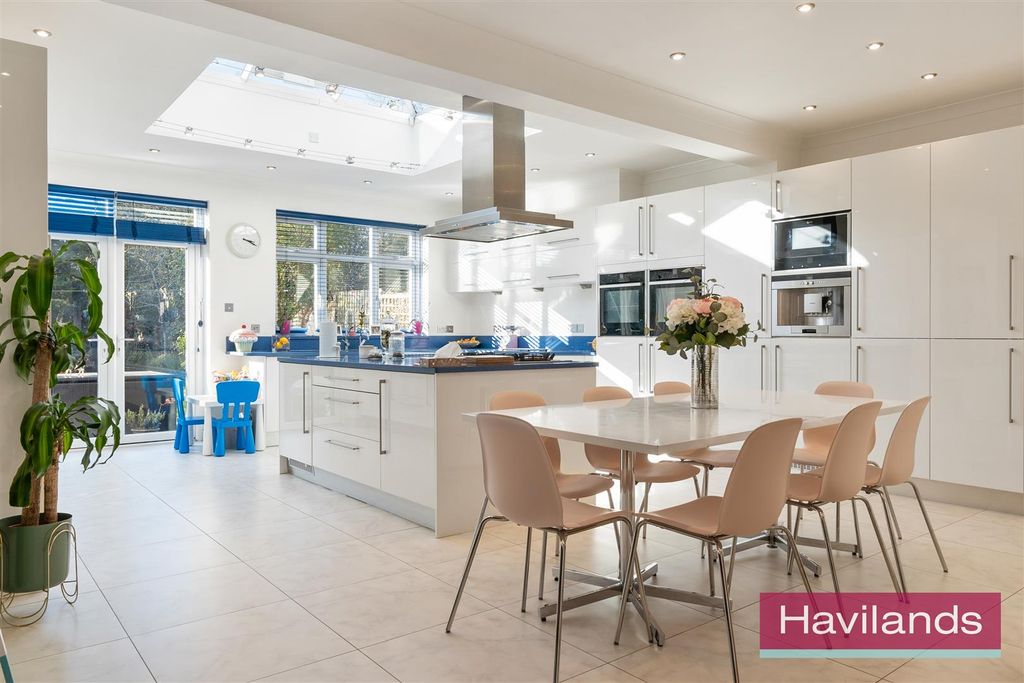 Property photo 2 of 21 Hillfield Park-12.Jpg
