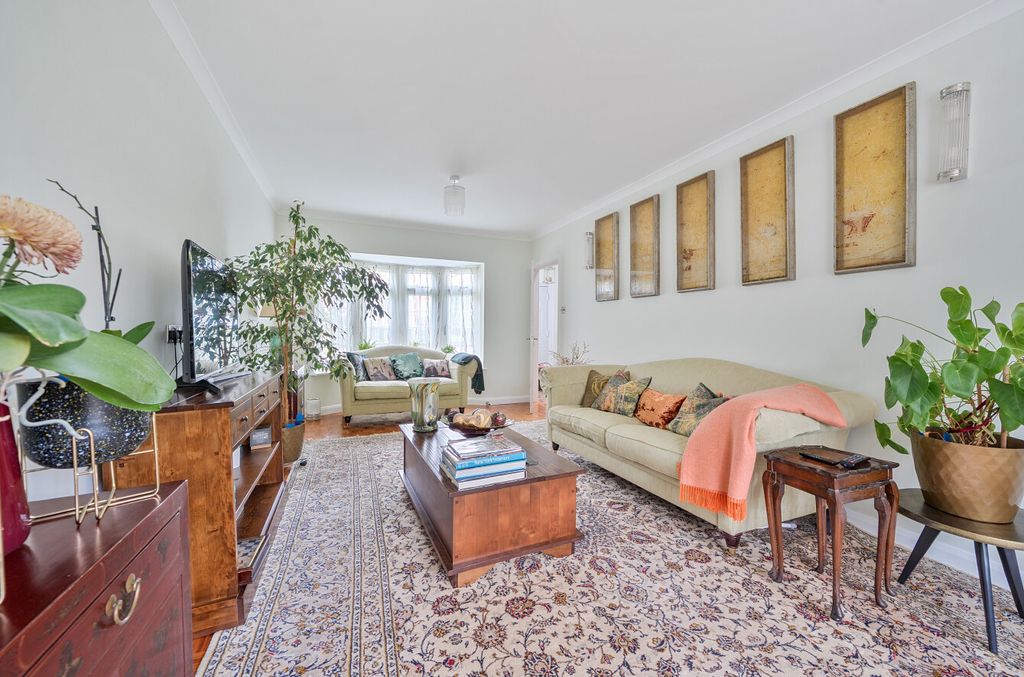 Property photo 2 of 18 Sitting Room