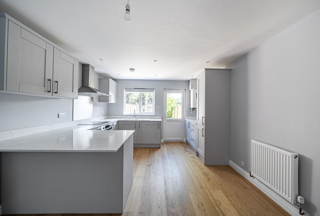 Property photo 3 of 8 1449290-21-69E608...