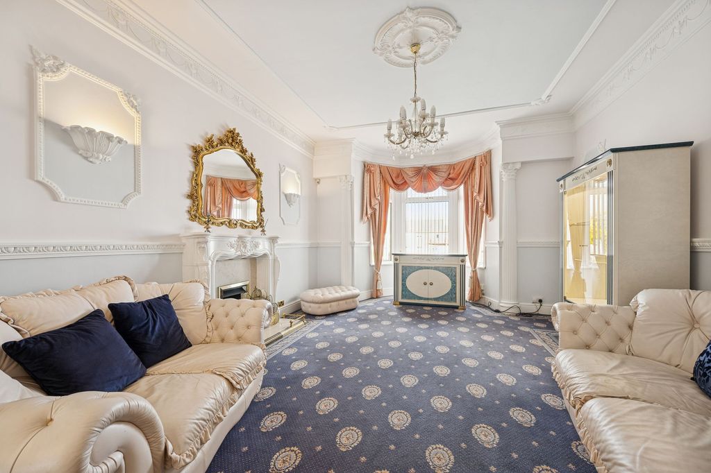 Property photo 2 of 35 Lounge