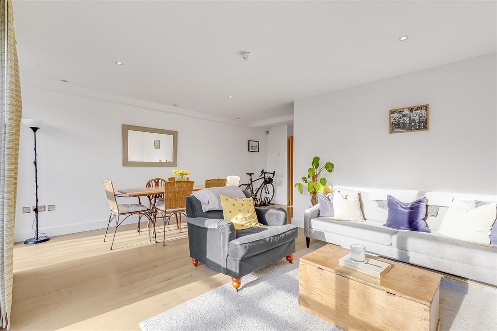 Property photo 3 of 18 Iona-Sw19__5_.Jpg