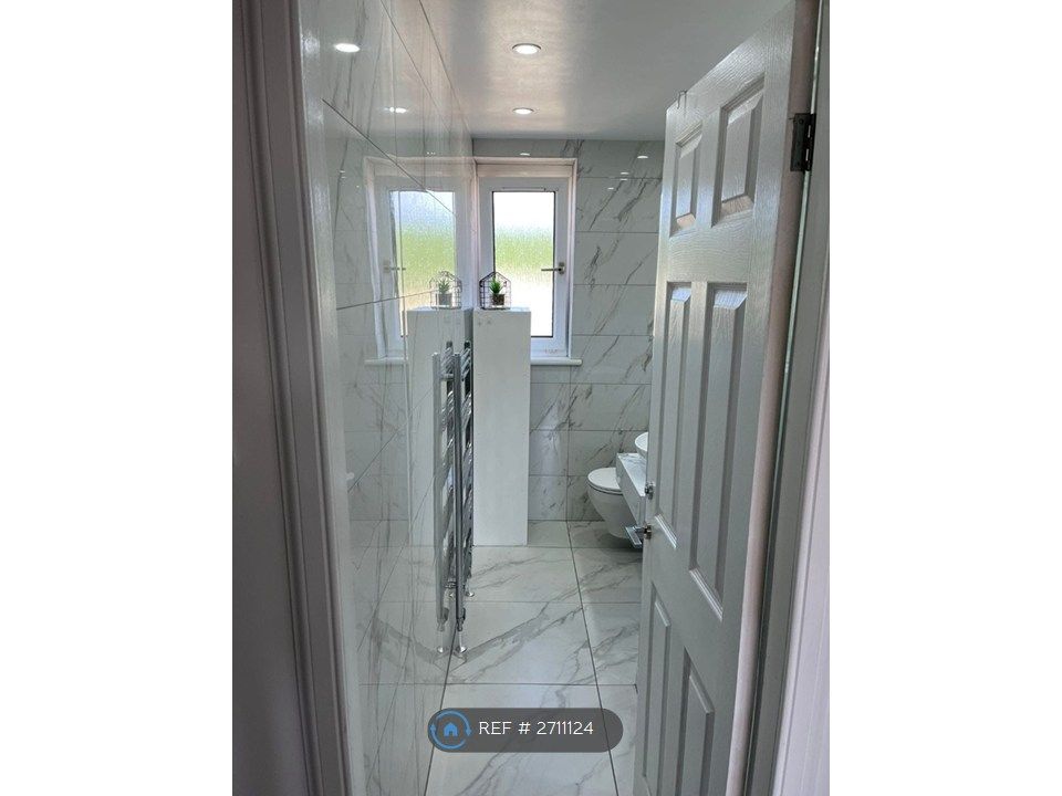 Property photo 2 of 9 Bathroom