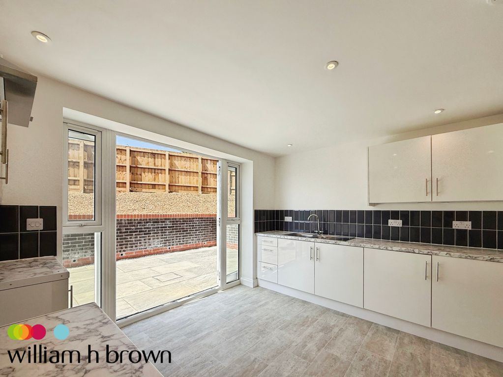 Property photo 3 of 10 Kitchen