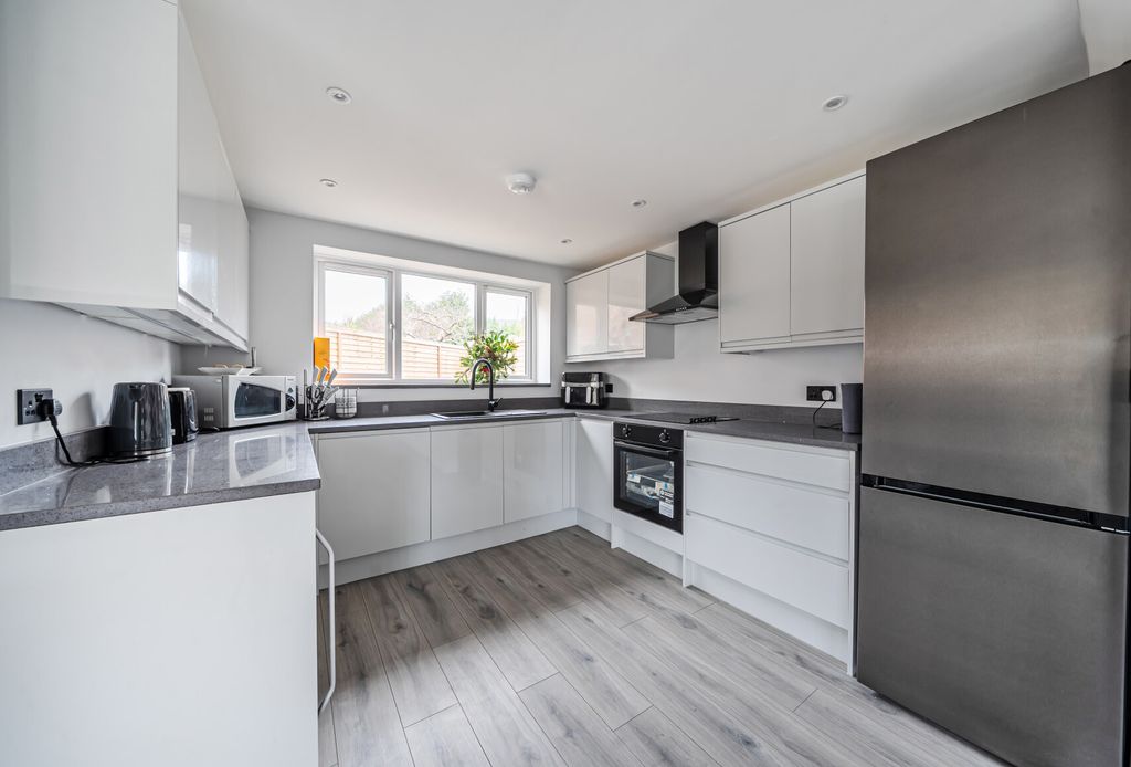 Property photo 3 of 18 1389452-16-694020...