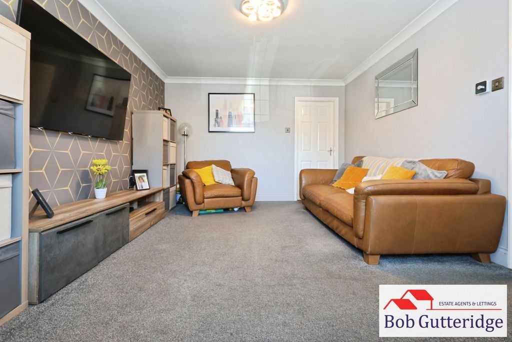 Property photo 3 of 32 Lounge