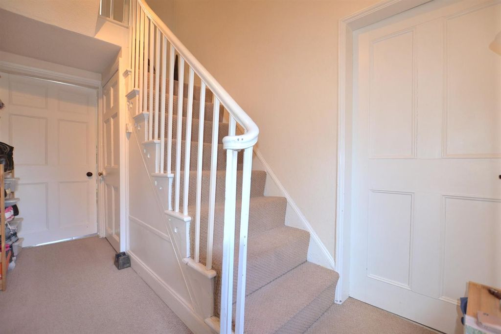 Property photo 3 of 18 Entrance Hall