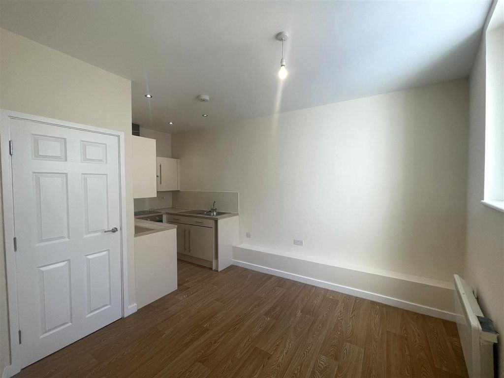 Property photo 3 of 6 Living Room & Kitchen .Jpg