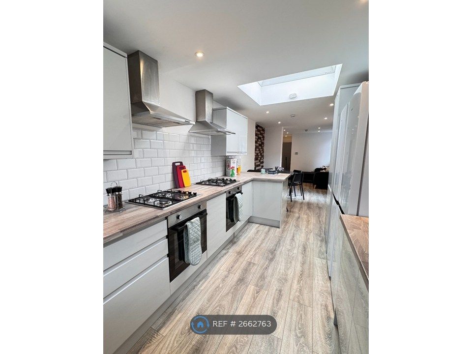 Property photo 1 of 10 Kitchen