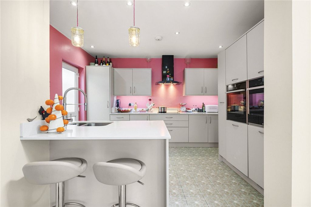 Property photo 3 of 19 Kitchen