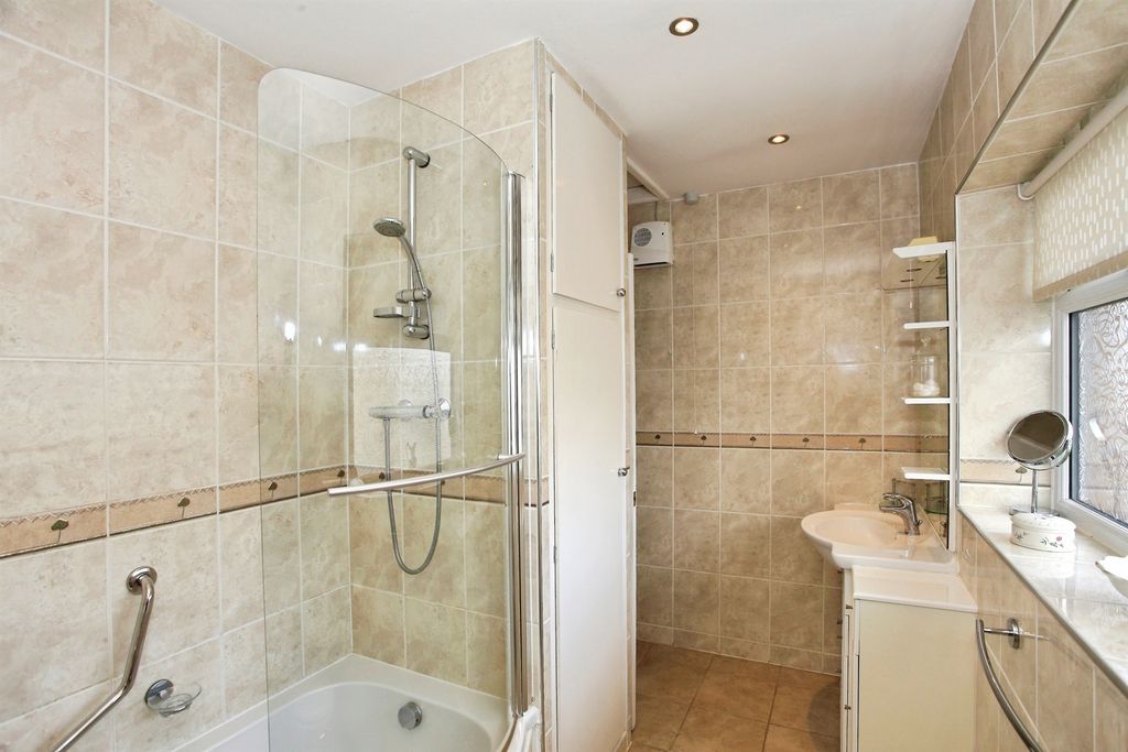 Property photo 3 of 22 Bathroom