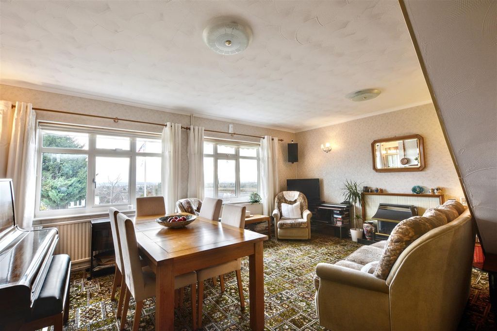 Property photo 2 of 29 Lounge