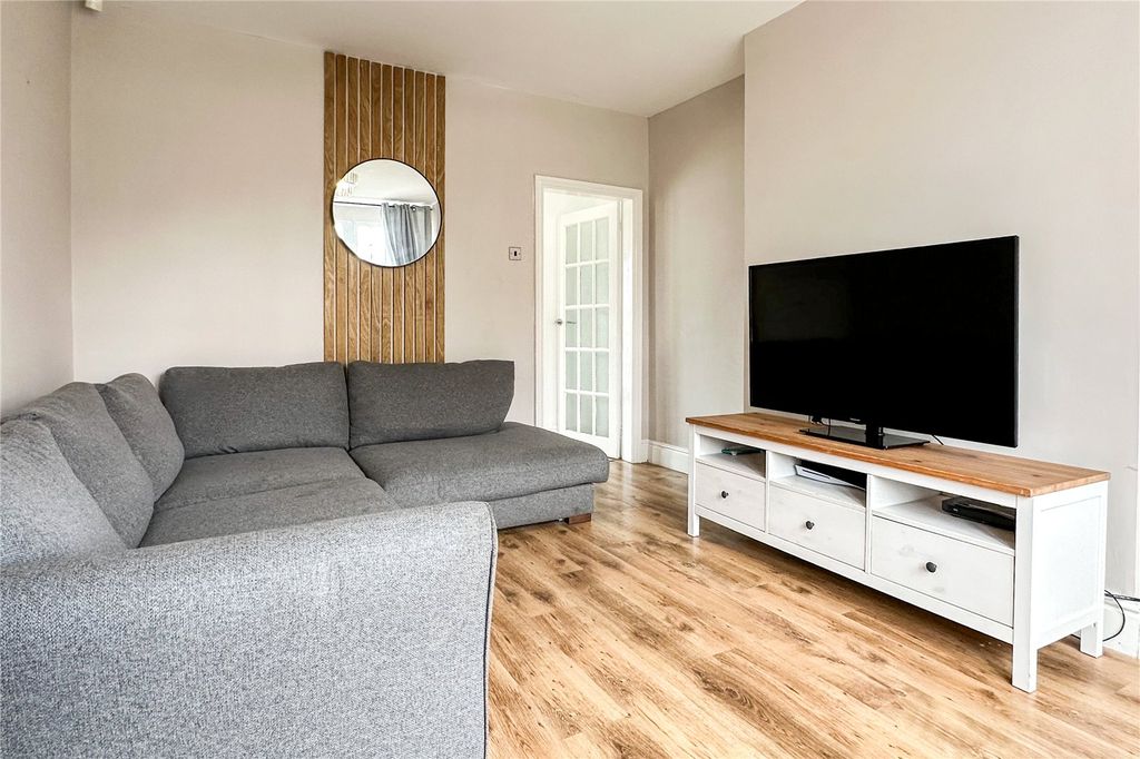 Property photo 3 of 16 Lounge