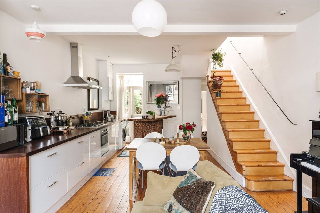 Property photo 2 of 16 Elwin Street E2