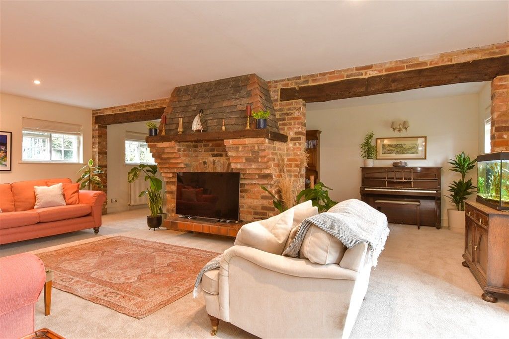 Property photo 3 of 18 Lounge