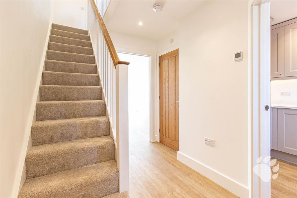 Property photo 3 of 25 Entrance Hall