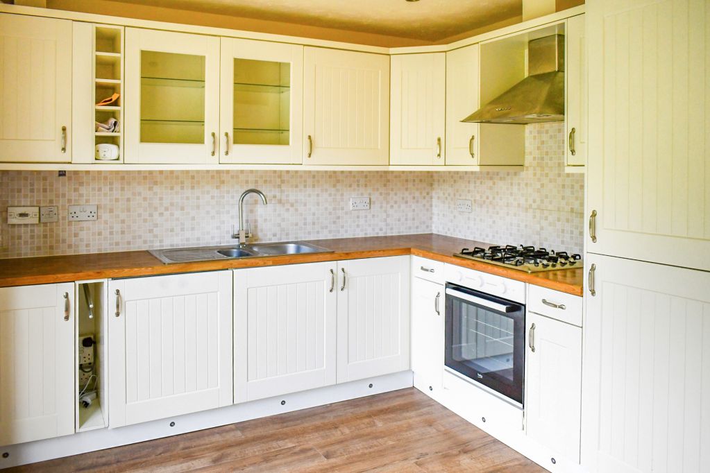 Property photo 3 of 12 Kitchen