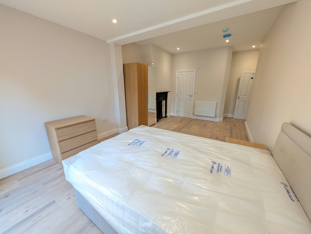 Property photo 3 of 18 Room 2