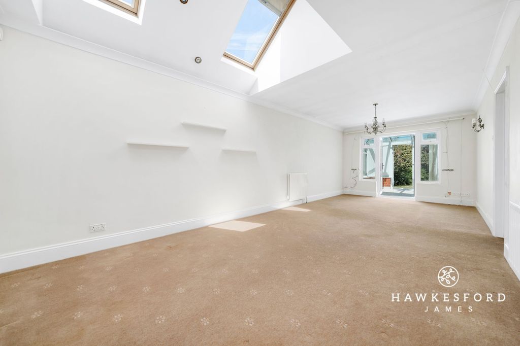 Property photo 2 of 17 Highsted Road, Sittingbourne - Lounge