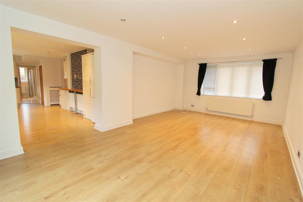 Property photo 2 of 24 Family Room.Jpg