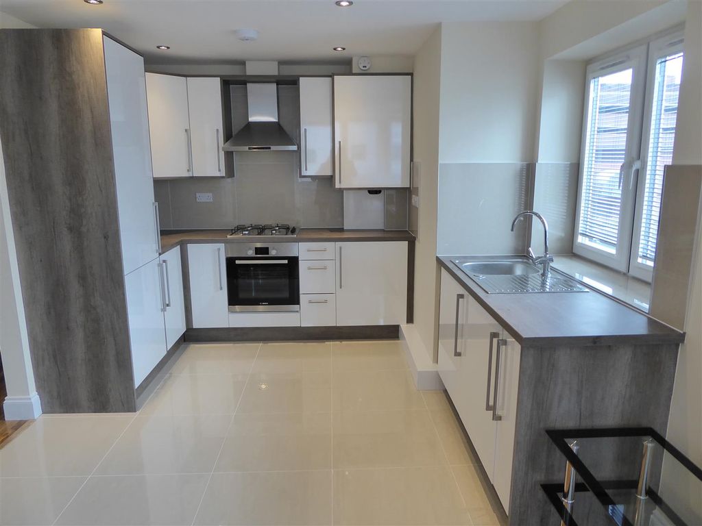 Property photo 3 of 10 Kitchen