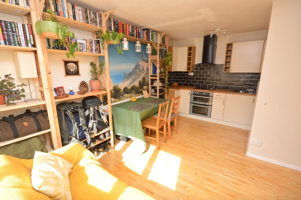 Property photo 3 of 8 Lounge/Kitchen