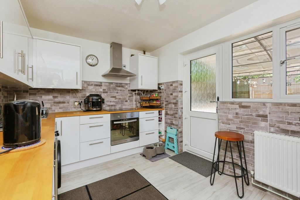 Property photo 3 of 17 Kitchen