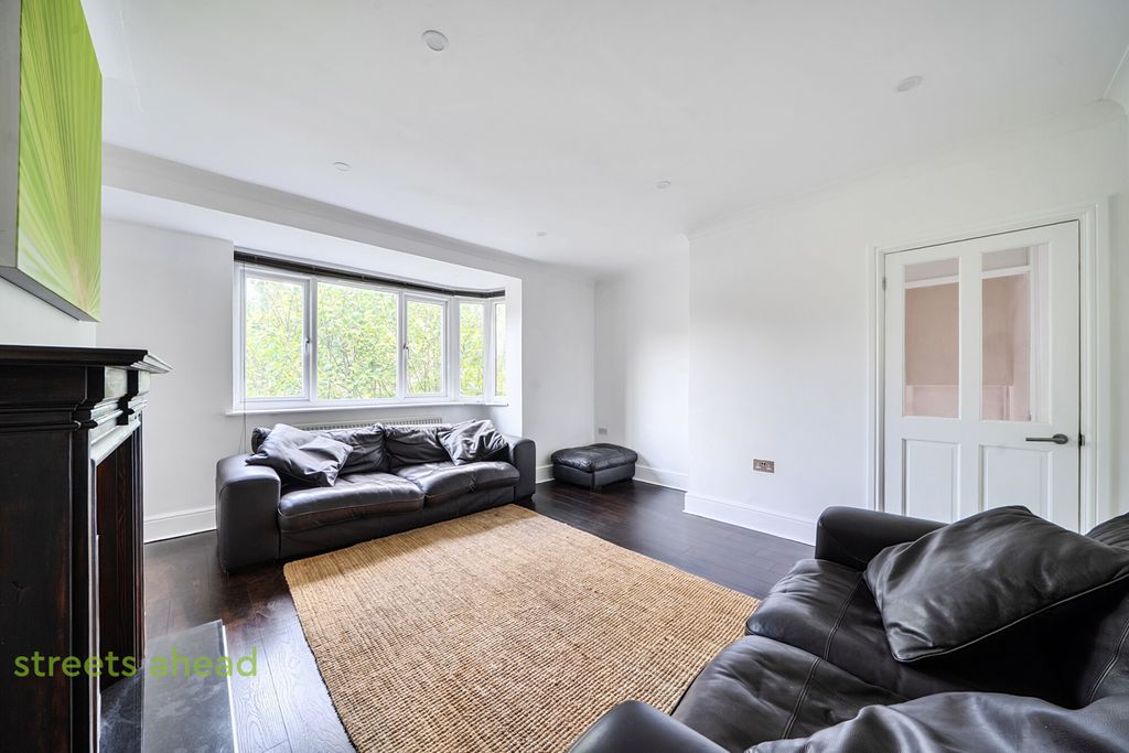 Property photo 3 of 13 73c01953-60B1-43F...