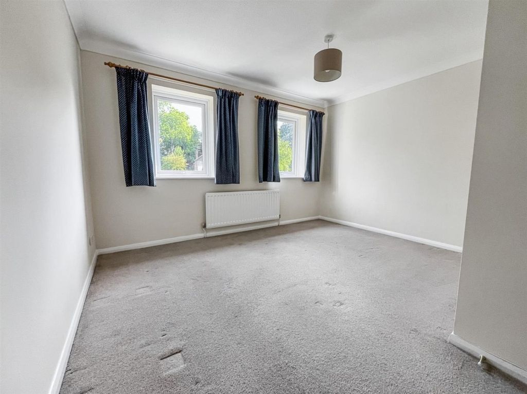 Property photo 3 of 8 Bedroom .Jpg