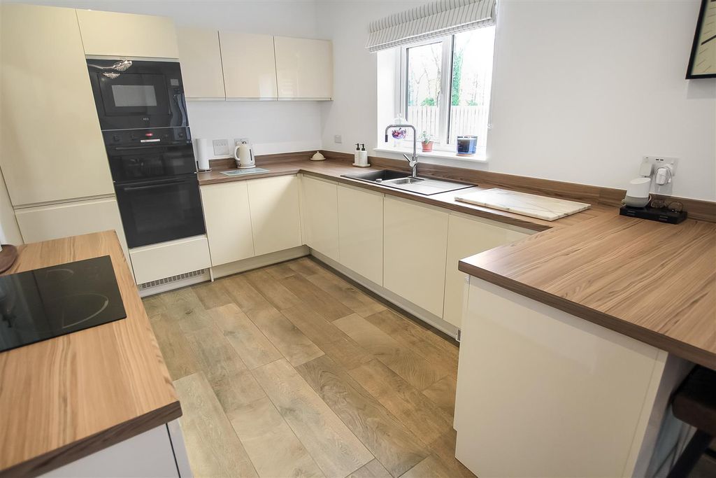 Property photo 2 of 24 Kitchen/Dining Room