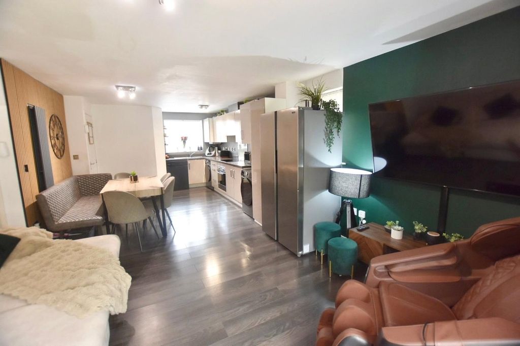 Property photo 3 of 12 Kitchen Diner