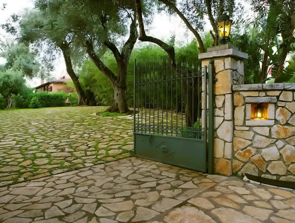 Property photo 2 of 32