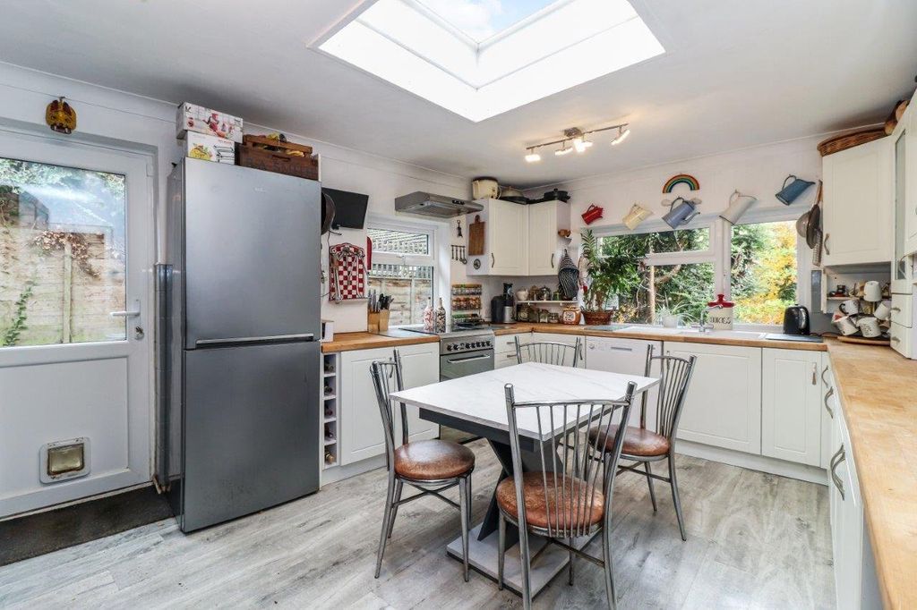 Property photo 2 of 20 Kitchen Breakfast