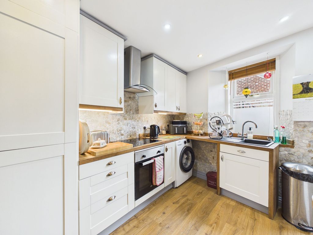 Property photo 3 of 11 Kitchen