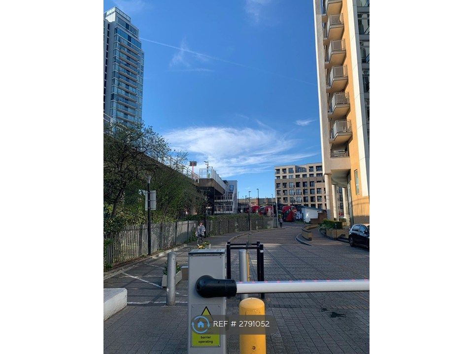 Property photo 1 of 11 Deals Gateway, Blackheath Road