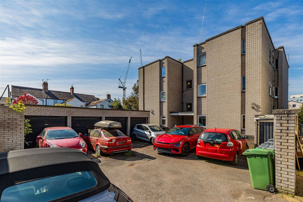 Property photo 1 of 17 2 Cowper Court (17 Of 17).Jpg